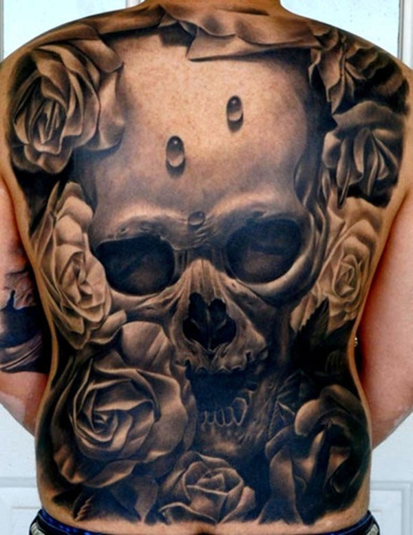 背部超写实的骷髅和玫瑰纹身图案