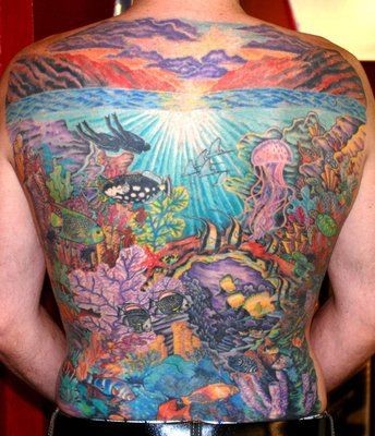 满背彩色的海洋世界纹身图案