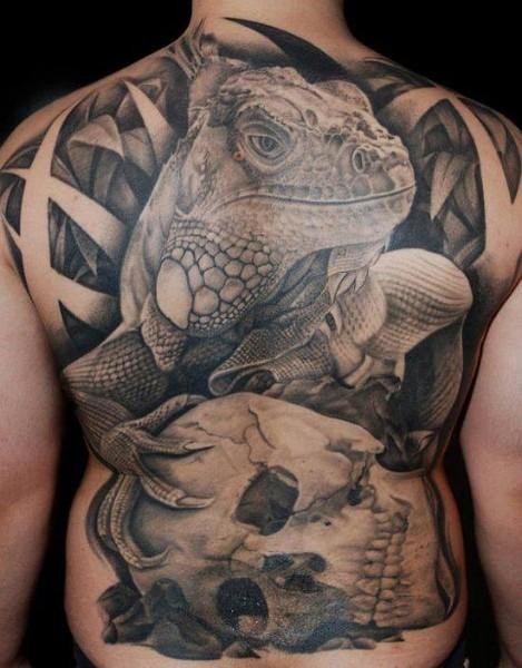 背部写实的蜥蜴骷髅纹身图案