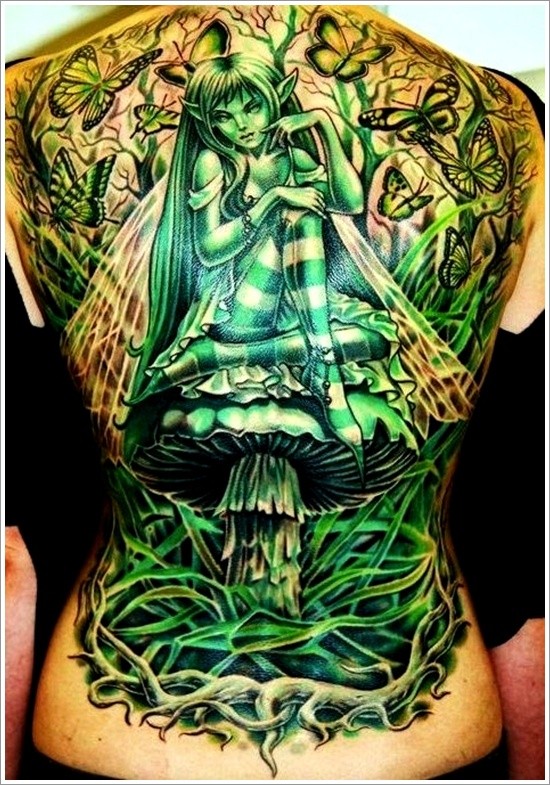 背部绿色的精灵藤蔓和蝴蝶纹身图案