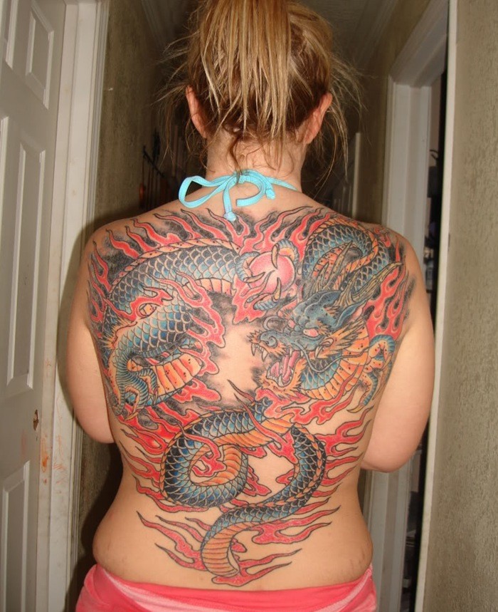 满背中国风彩色的龙纹身图案
