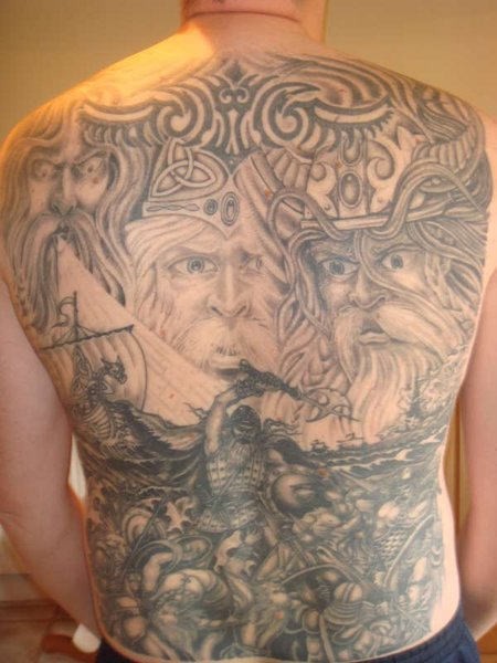 满背斯堪的纳维亚神和海盗战斗纹身图案