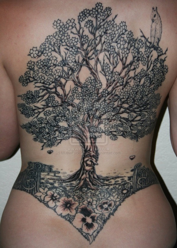 背部黑色的树和花朵纹身图案