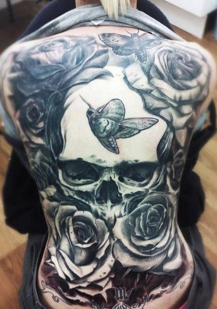 满背黑白骷髅与蝴蝶和玫瑰纹身图案