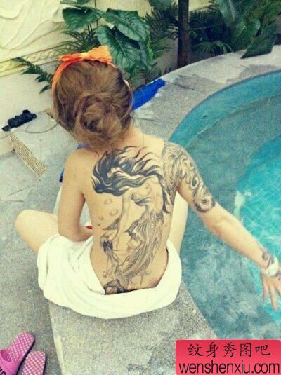 一幅女人满背美人鱼纹身图案