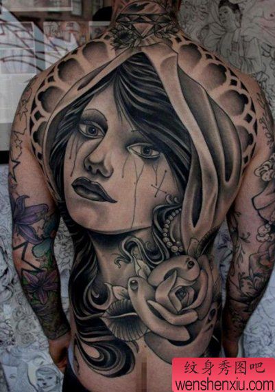 一幅欧美满背女性纹身作品